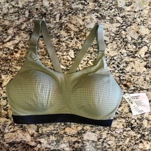 NWT Victoria’s Secret The Lightweight Sports Bra